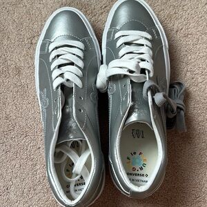 These are men converse and they are a size 11 they have never been worn.
